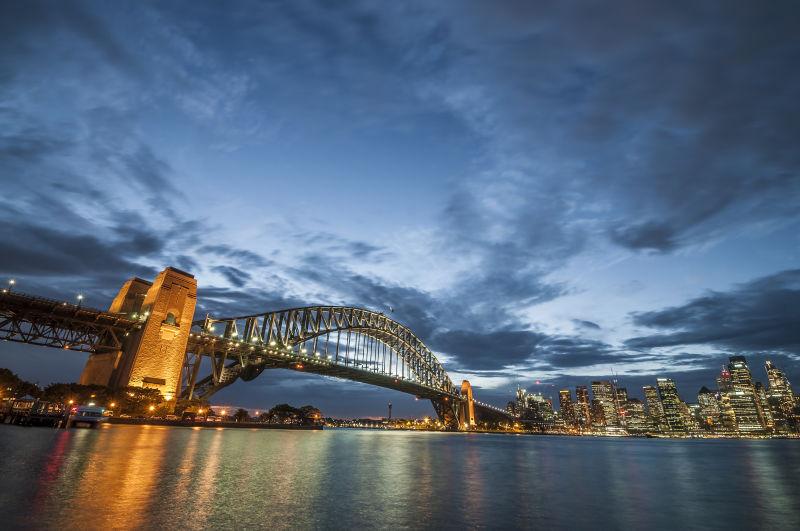 日落-日出时分的悉尼海港大桥