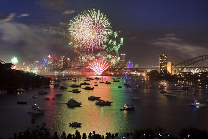 悉尼夜晚的烟花和城市河流