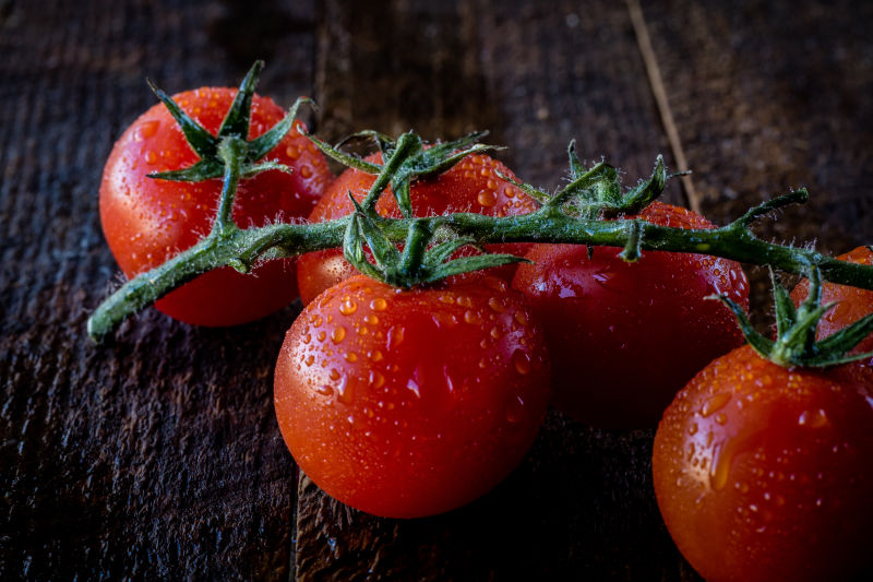 六颗新鲜的西红柿