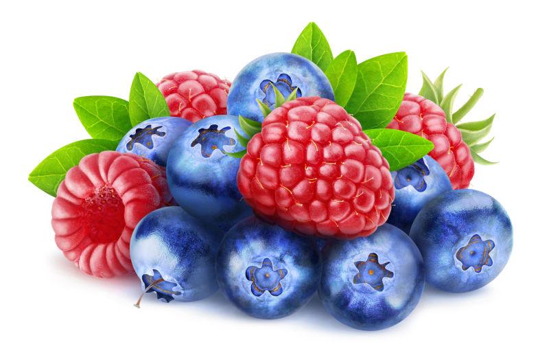桌子上新鲜蓝莓和树莓