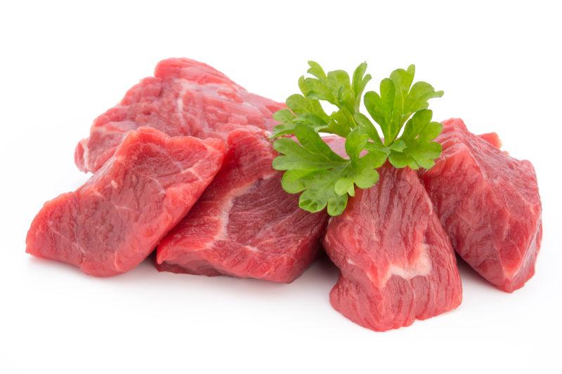 新鲜的肉和香菜在白色背景上