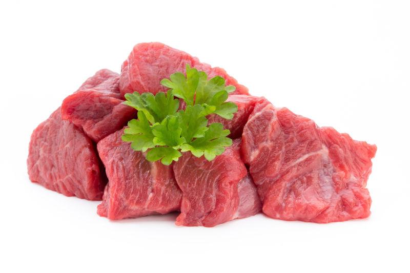 新鲜的生肉在白色背景上