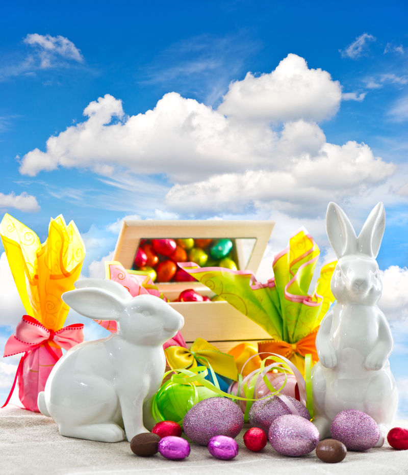 蓝天背景下的复活节兔子和菜单