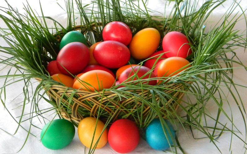 用草编制的篮子里放着很多复活节彩蛋