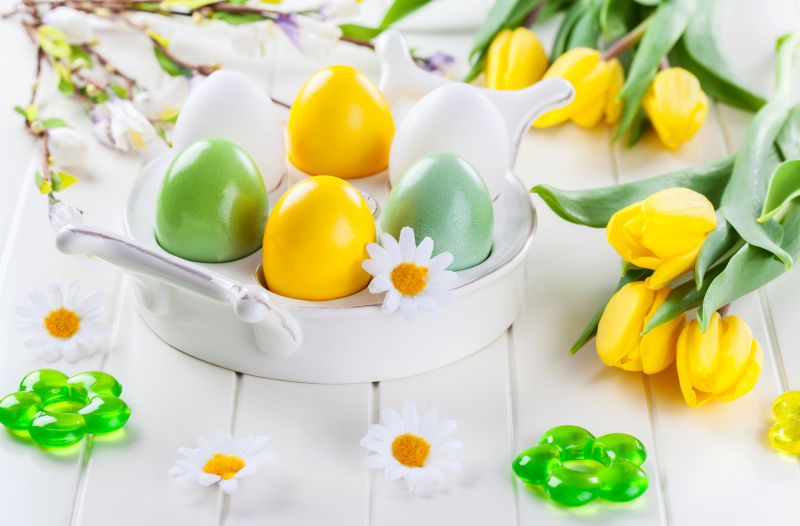 白色桌子上的彩色复活节鸡蛋