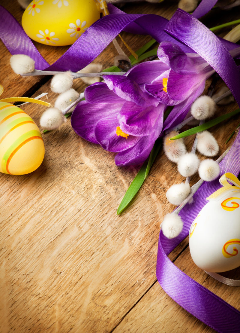 复活节彩蛋和紫色的花朵装饰