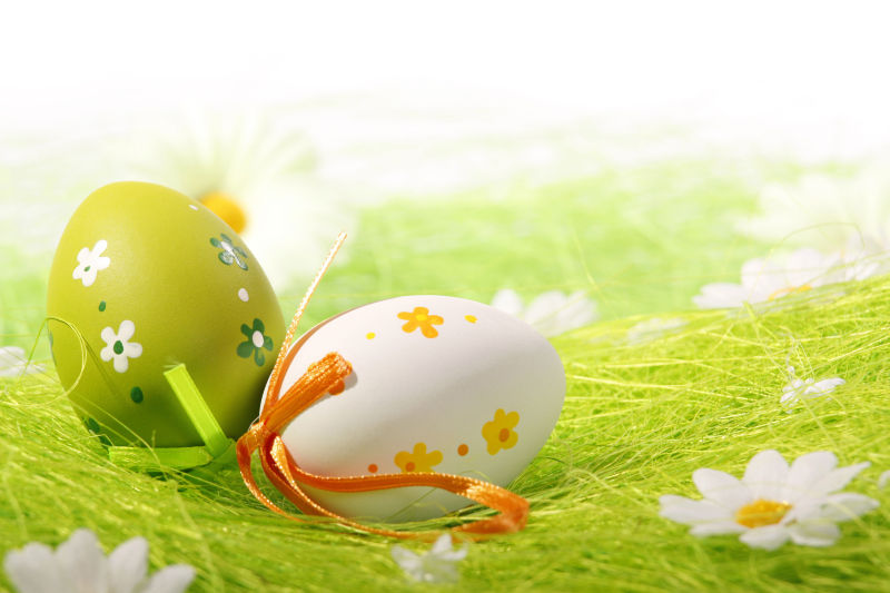 绿色装饰物上的复活节彩蛋