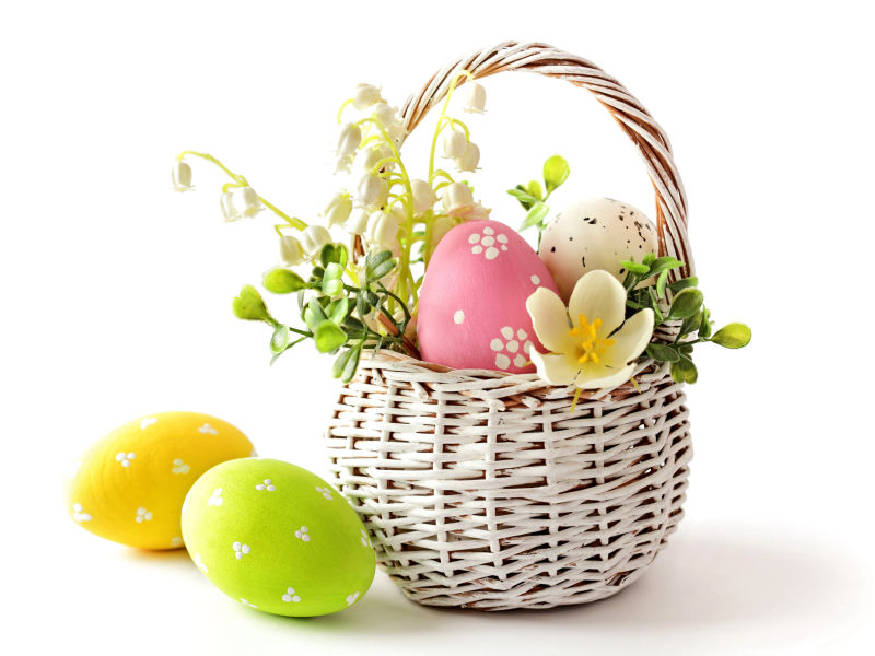 篮子里的粉色和白色复活节彩蛋