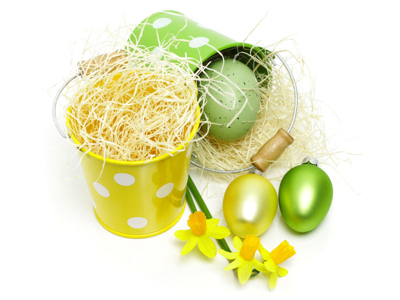 复活节装饰蛋和彩色桶