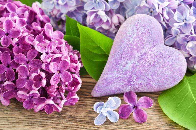 木板上美丽的紫色丁香花