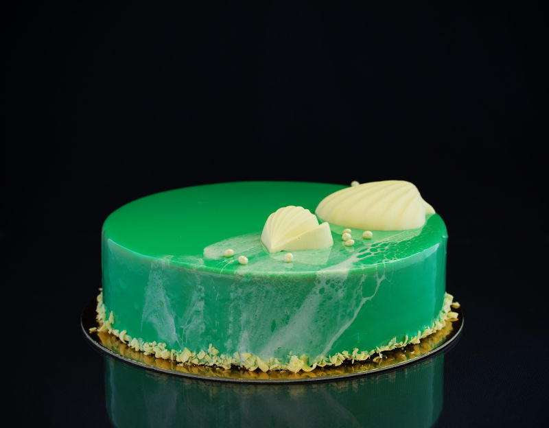 黑色背景的绿色蛋糕