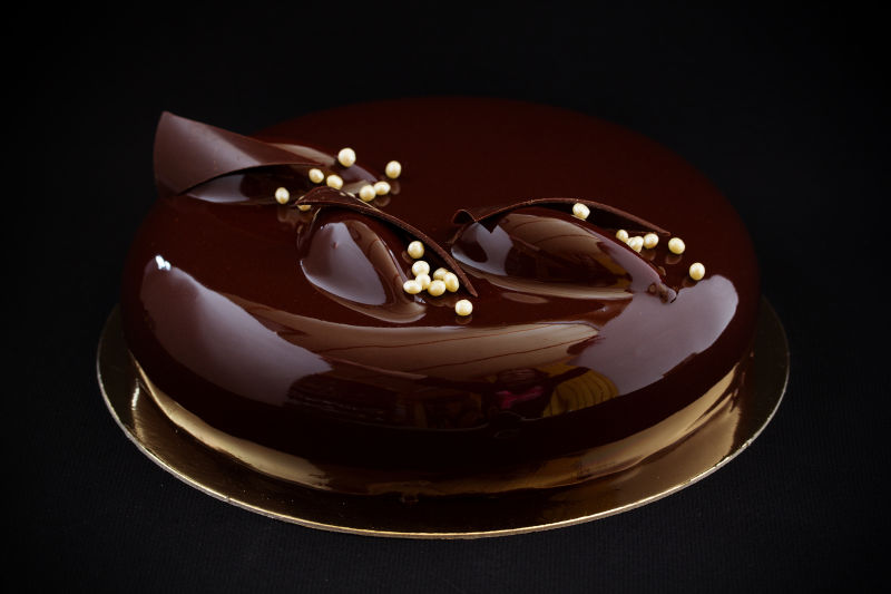 黑色背景巧克力蛋糕