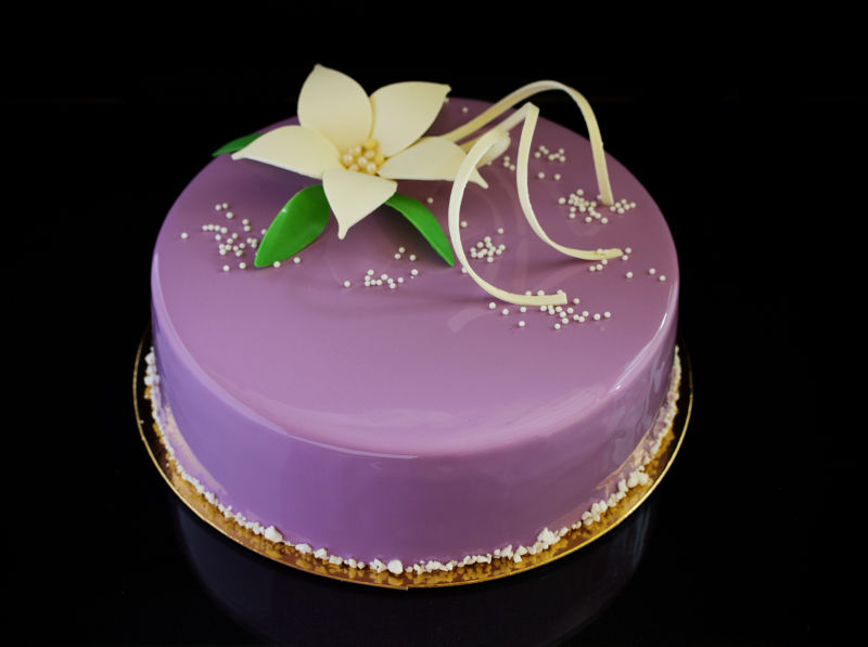 黑色背景紫色蛋糕