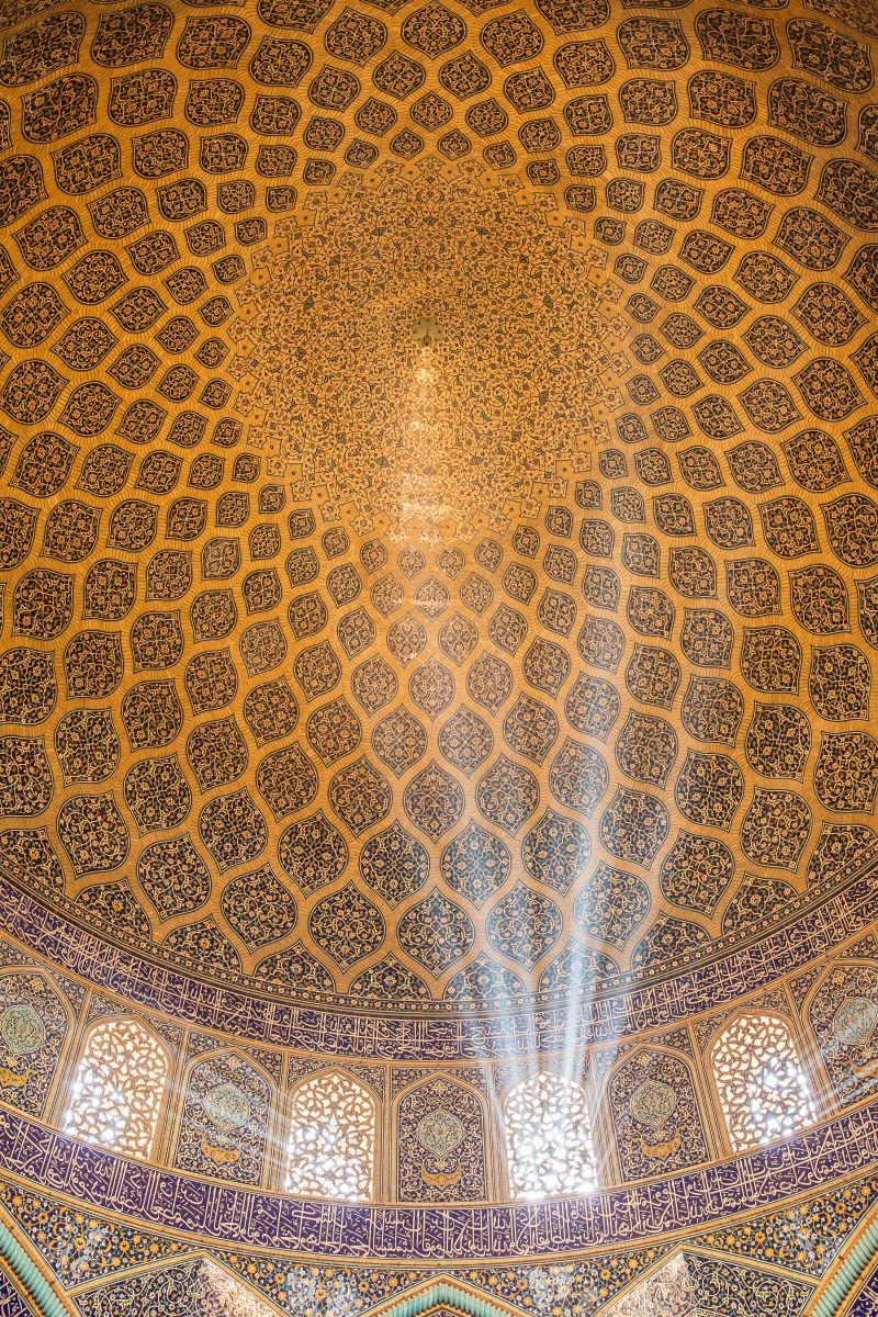 金碧辉煌的清真寺天花板