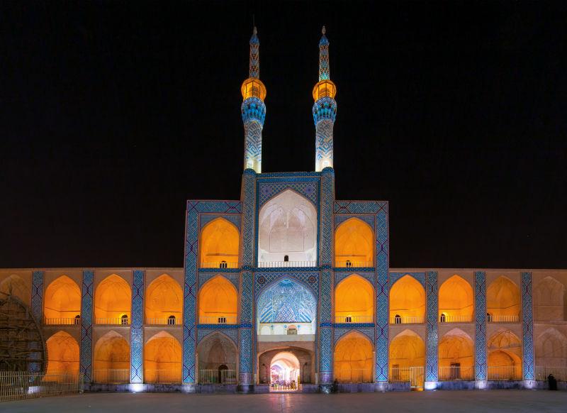 夜晚中被灯光照亮的清真寺