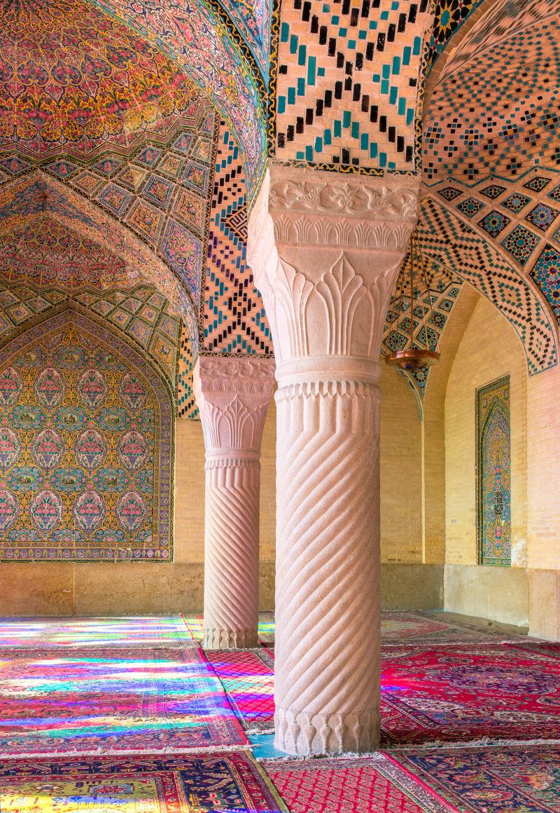 粉色装饰的清真寺室内