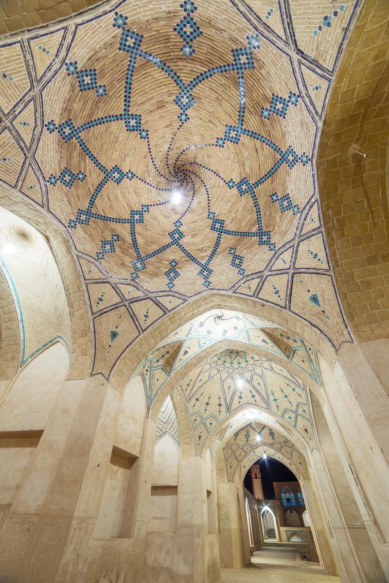 华丽装饰的清真寺天花板