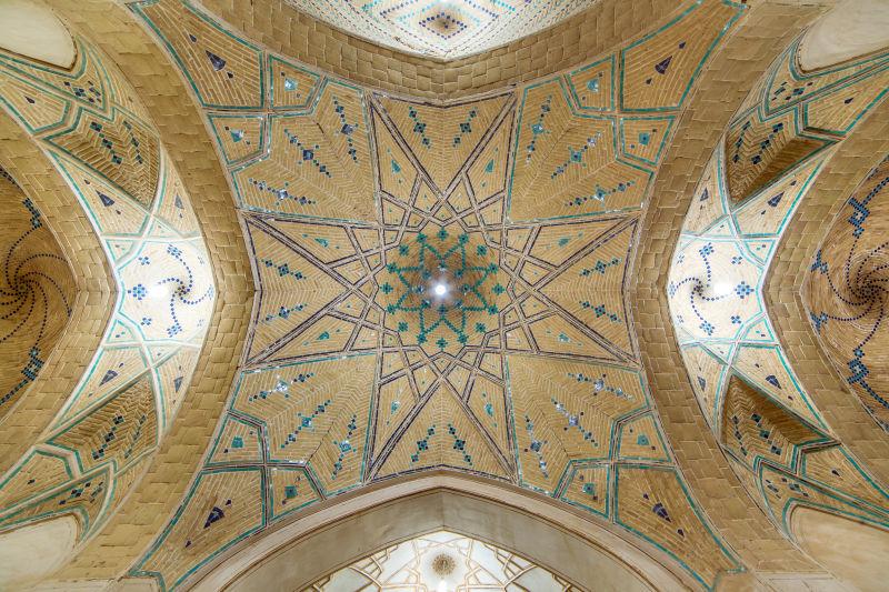 华丽的清真寺天花板