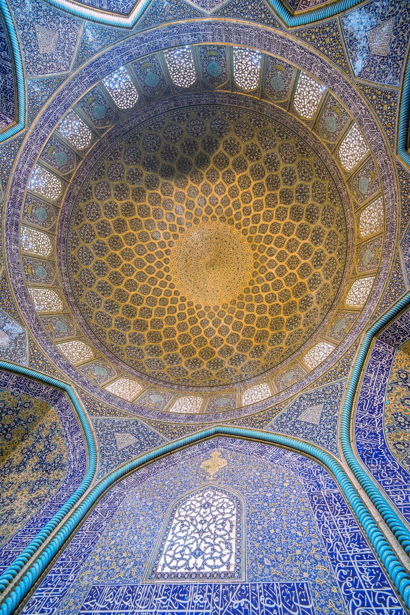 华丽的清真寺天花板