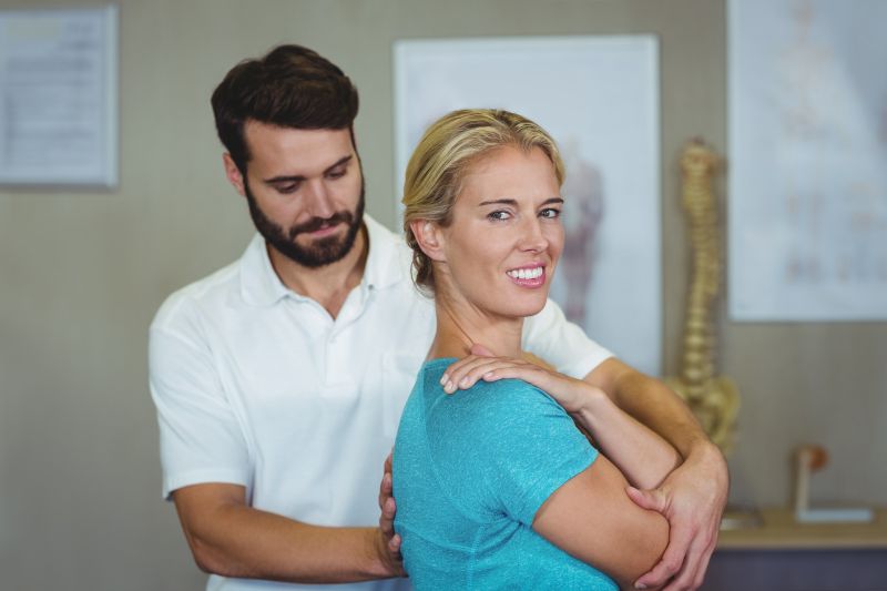 男性医生对女性患者进行手臂按摩