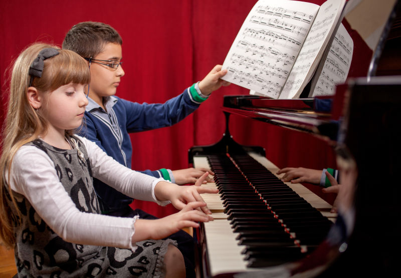 男孩和女孩学弹钢琴