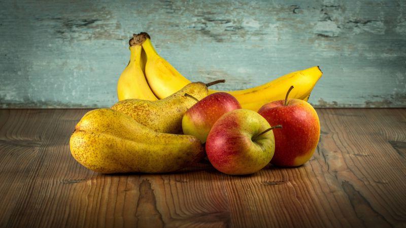 木桌上的香蕉苹果和梨子