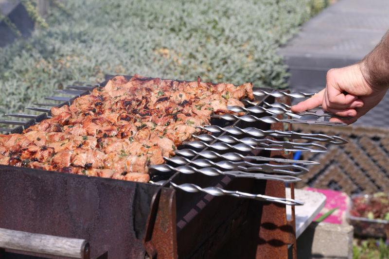 户外烧烤架上的烤肉串