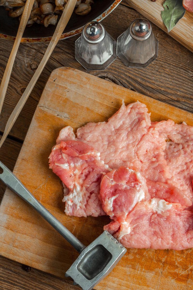 切肉板上的小猪肉片