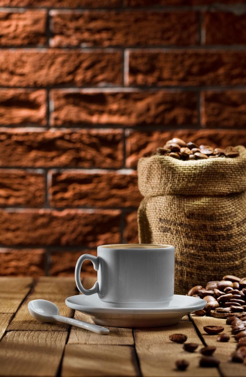 木板上的咖啡杯和咖啡豆