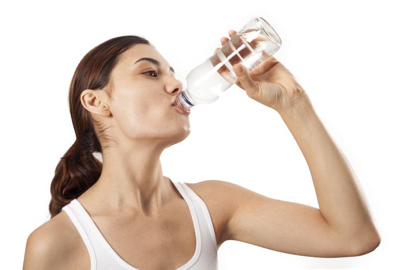 年轻女子正在喝水