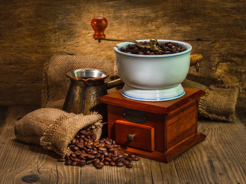 咖啡豆与磨咖啡机