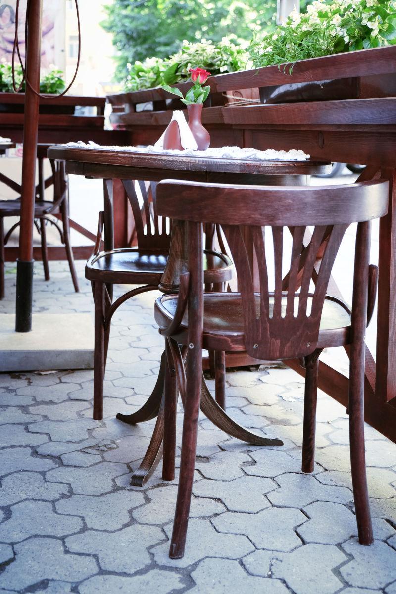 咖啡馆外的木质桌椅