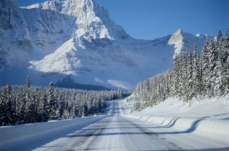 雪山下的路