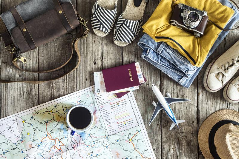 木桌上的地图护照旅行概念