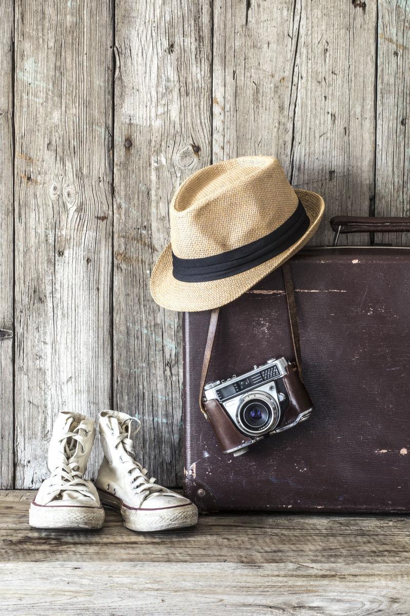 旅行手提箱和鞋子帽子摄像机