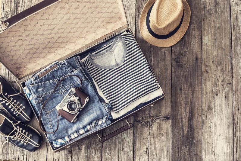 木板上的行李箱和旅行物品