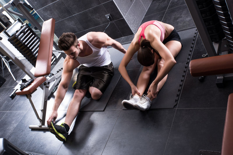 一对年轻夫妇在健身房锻炼身体