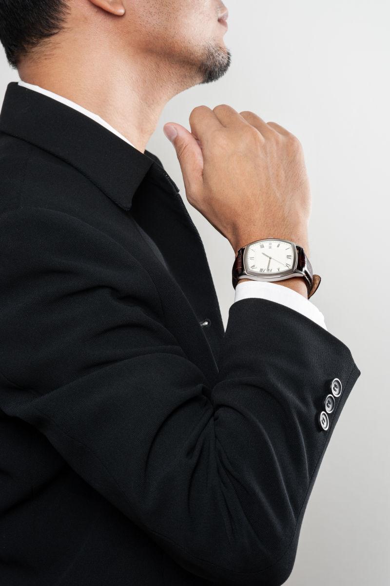 向大家展示豪华手表的商人