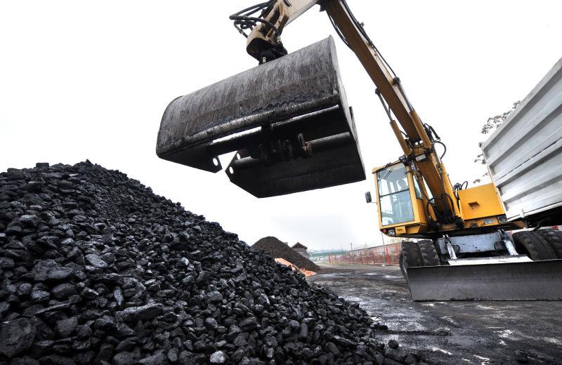 挖掘机准备挖掘煤炭
