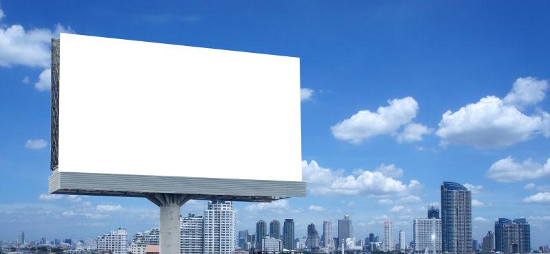 蓝天白云和城市建筑背景下的大型空广告牌