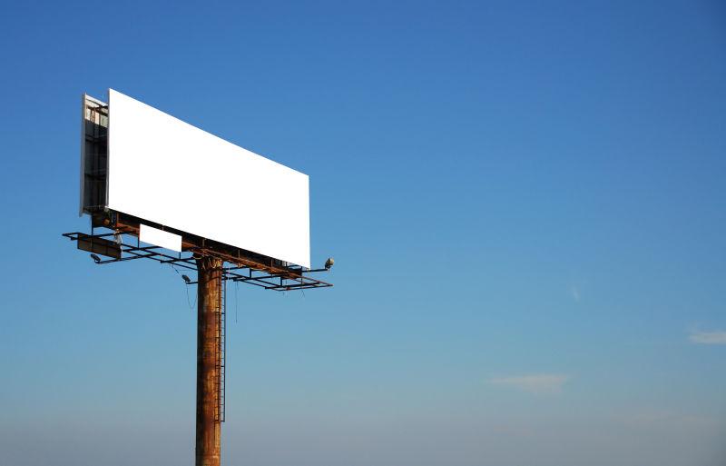 蓝天下的大型空广告牌