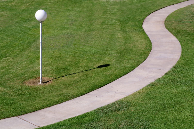 高尔夫球场上放在杠子上的高尔夫球