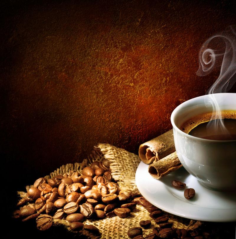 冒着香气的美味咖啡和旁边的咖啡豆