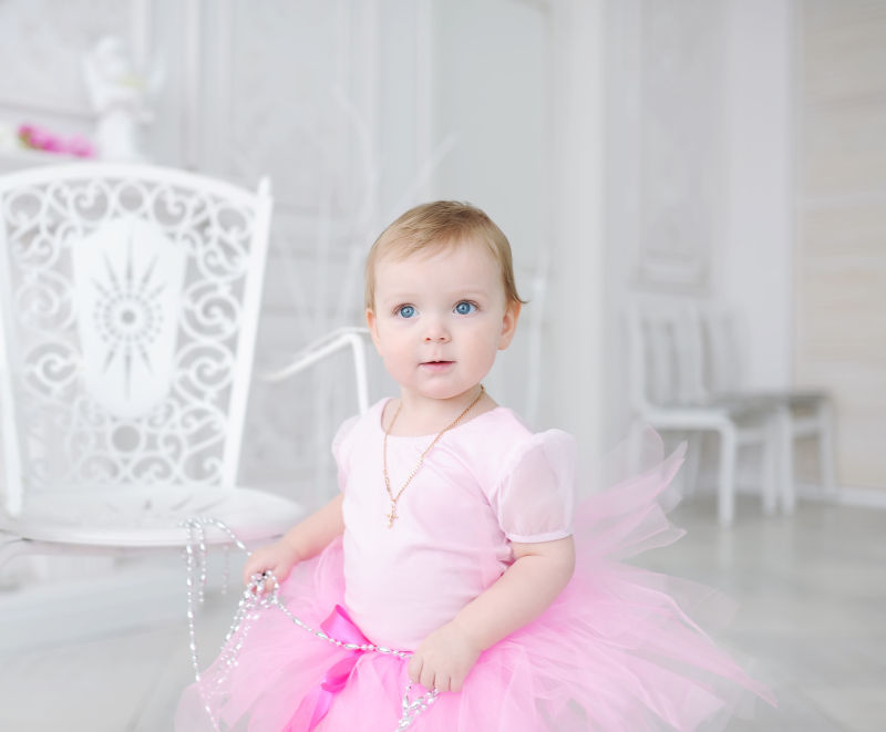 穿着粉色裙子的婴儿