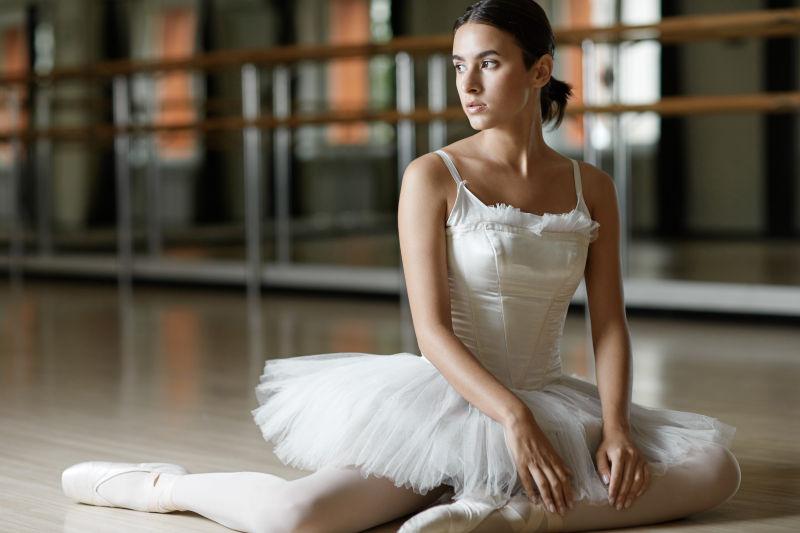 坐在地板上的轻松芭蕾舞演员