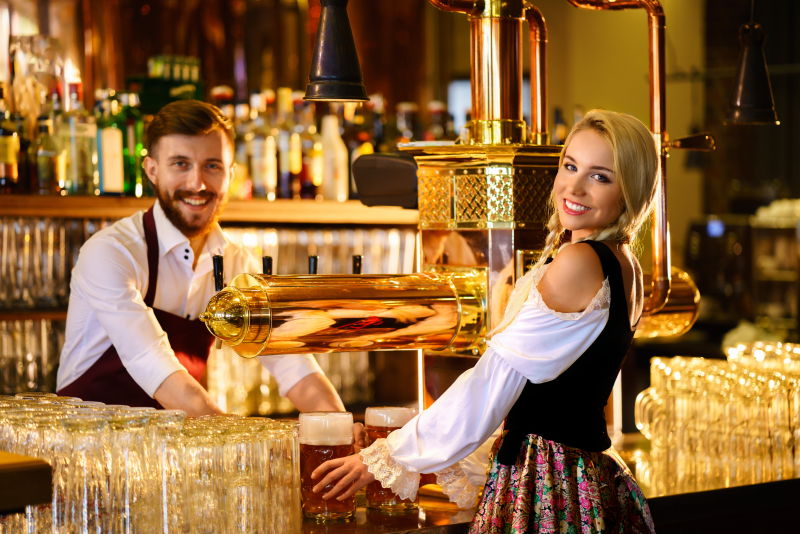 酒吧里微笑着的男服务员和女服务员