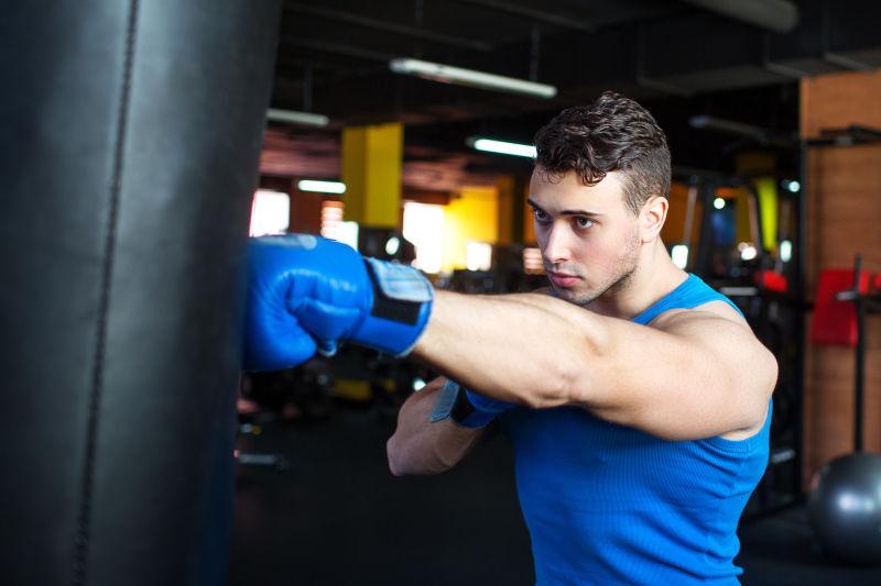 拳击男子拳击运动员在健身健身房里背重包