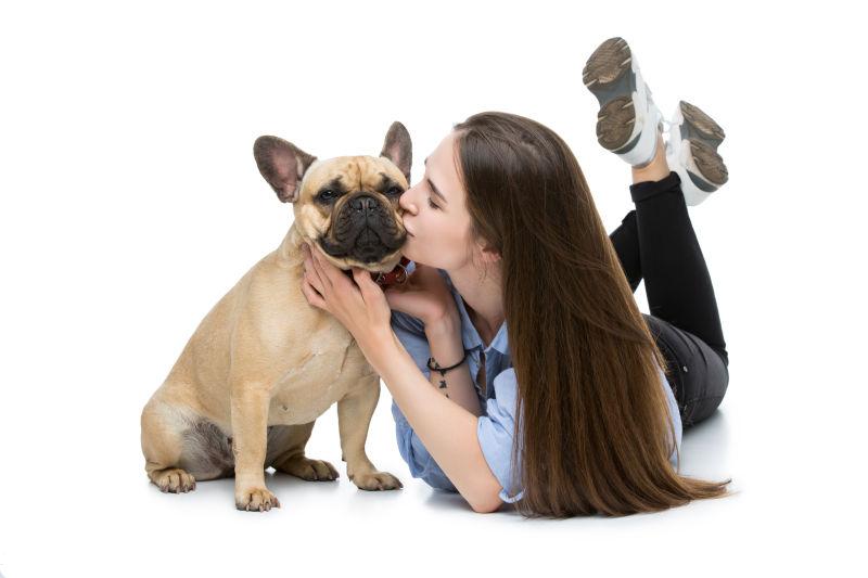 美女和她的可爱斗牛犬