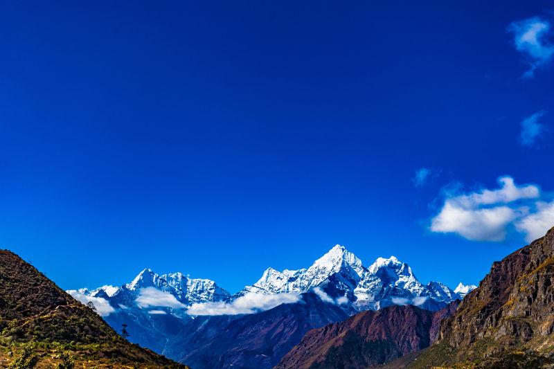 高山上湛蓝的天空