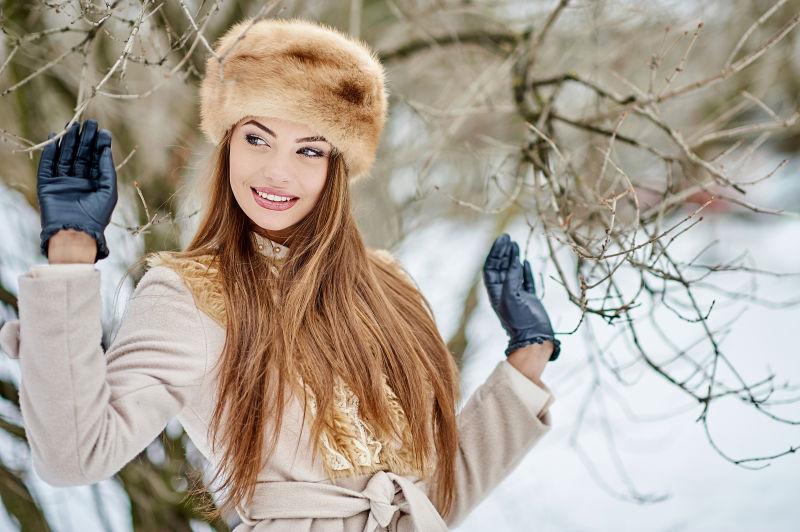 冬季森林中的美丽女孩